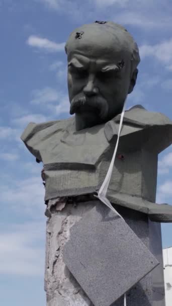Ten Pionowy Film Pokazuje Przestrzelony Pomnik Tarasa Szewczenki Borodyance Ukrainie — Wideo stockowe