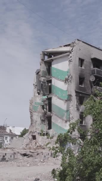 Ten Pionowy Film Pokazuje Skutki Wojny Ukrainie Zniszczony Budynek Mieszkalny — Wideo stockowe