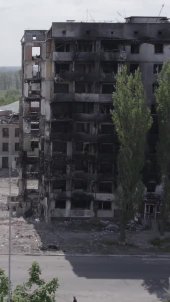 Este Video Vertical Muestra Las Secuelas Guerra Ucrania Edificio Residencial — Vídeos de Stock