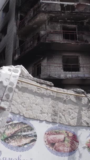 Készlet Függőleges Videó Mutatja Háború Utóhatásait Ukrajnában Egy Lerombolt Lakóépület — Stock videók