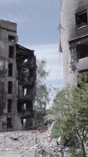 Este Vídeo Vertical Mostra Consequências Guerra Ucrânia Edifício Residencial Destruído — Vídeo de Stock