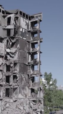 Bu dikey borsa videosu Ukrayna 'daki savaşın sonucunu gösteriyor. Borodyanka, Bucha bölgesindeki harap olmuş bir bina. Gri, renksiz, düz.