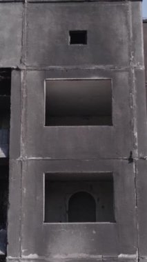 Bu dikey borsa videosu Ukrayna 'daki savaşın sonucunu gösteriyor. Borodyanka, Bucha bölgesindeki harap olmuş bir bina. Gri, renksiz, düz.