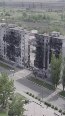 Bu dikey borsa videosu Ukrayna 'daki savaşın sonucunu gösteriyor. Borodyanka, Bucha bölgesindeki harap olmuş bir bina. Gri, renksiz, düz.