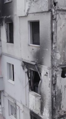 Bu dikey borsa videosu Ukrayna 'daki savaşın sonucunu gösteriyor. Borodyanka, Bucha bölgesindeki harap olmuş bir bina. Gri, renksiz, düz.