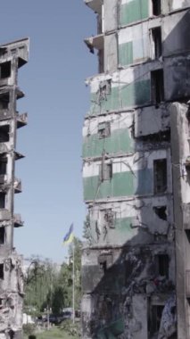 Bu dikey borsa videosu Ukrayna 'daki savaşın sonucunu gösteriyor. Borodyanka, Bucha bölgesindeki harap olmuş bir bina. Gri, renksiz, düz.