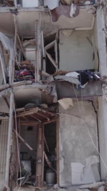 Bu dikey borsa videosu Ukrayna 'daki savaşın sonucunu gösteriyor. Borodyanka, Bucha bölgesindeki harap olmuş bir bina. Gri, renksiz, düz.