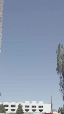 Bu dikey borsa videosu Ukrayna 'daki savaşın sonucunu gösteriyor. Borodyanka, Bucha bölgesindeki harap olmuş bir bina. Gri, renksiz, düz.