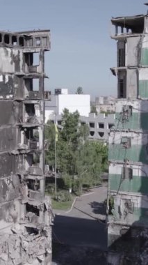 Bu dikey borsa videosu Ukrayna 'daki savaşın sonucunu gösteriyor. Borodyanka, Bucha bölgesindeki harap olmuş bir bina. Gri, renksiz, düz.