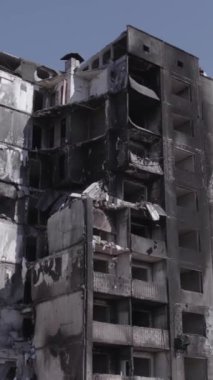 Bu dikey borsa videosu Ukrayna 'daki savaşın sonucunu gösteriyor. Borodyanka, Bucha bölgesindeki harap olmuş bir bina. Gri, renksiz, düz.