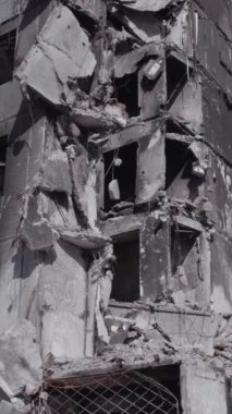 Bu dikey borsa videosu Ukrayna 'daki savaşın sonucunu gösteriyor. Borodyanka, Bucha bölgesindeki harap olmuş bir bina. Gri, renksiz, düz.