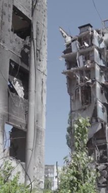 Bu dikey borsa videosu Ukrayna 'daki savaşın sonucunu gösteriyor. Borodyanka, Bucha bölgesindeki harap olmuş bir bina. Gri, renksiz, düz.