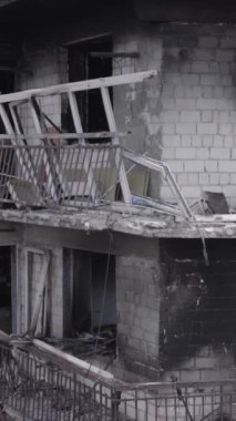 Bu dikey borsa videosu Ukrayna 'daki savaşın sonucunu gösteriyor. Borodyanka, Bucha bölgesindeki harap olmuş bir bina. Gri, renksiz, düz.