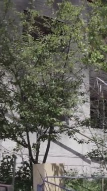 Bu dikey borsa videosu Ukrayna 'daki savaşın sonucunu gösteriyor. Borodyanka, Bucha bölgesindeki harap olmuş bir bina. Gri, renksiz, düz.