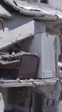 Bu dikey borsa videosu Ukrayna 'daki savaşın sonucunu gösteriyor. Borodyanka, Bucha bölgesindeki harap olmuş bir bina. Gri, renksiz, düz.