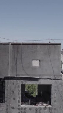 Bu dikey borsa videosu Ukrayna 'daki savaşın sonucunu gösteriyor. Borodyanka, Bucha bölgesindeki harap olmuş bir bina. Gri, renksiz, düz.