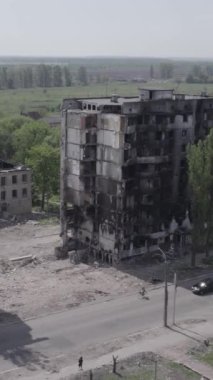 Bu dikey borsa videosu Ukrayna 'daki savaşın sonucunu gösteriyor. Borodyanka, Bucha bölgesindeki harap olmuş bir bina. Gri, renksiz, düz.
