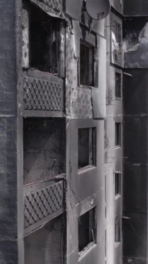 Bu dikey borsa videosu Ukrayna 'daki savaşın sonucunu gösteriyor. Borodyanka, Bucha bölgesindeki harap olmuş bir bina. Gri, renksiz, düz.