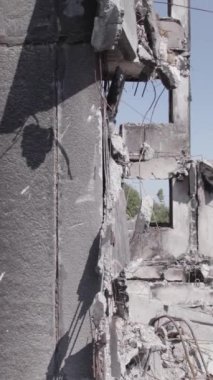 Bu dikey borsa videosu Ukrayna 'daki savaşın sonucunu gösteriyor. Borodyanka, Bucha bölgesindeki harap olmuş bir bina. Gri, renksiz, düz.