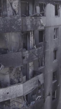 Bu dikey borsa videosu Ukrayna 'daki savaşın sonucunu gösteriyor. Borodyanka, Bucha bölgesindeki harap olmuş bir bina. Gri, renksiz, düz.