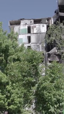 Bu dikey borsa videosu Ukrayna 'daki savaşın sonucunu gösteriyor. Borodyanka, Bucha bölgesindeki harap olmuş bir bina. Gri, renksiz, düz.