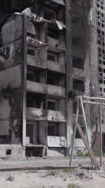 Bu dikey borsa videosu Ukrayna 'daki savaşın sonucunu gösteriyor. Borodyanka, Bucha bölgesindeki harap olmuş bir bina. Gri, renksiz, düz.