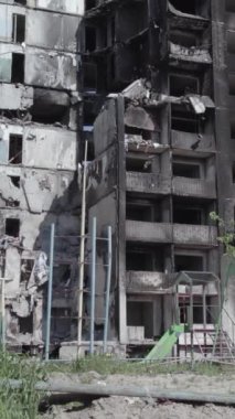 Bu dikey borsa videosu Ukrayna 'daki savaşın sonucunu gösteriyor. Borodyanka, Bucha bölgesindeki harap olmuş bir bina. Gri, renksiz, düz.