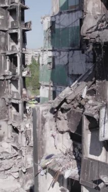 Bu dikey borsa videosu Ukrayna 'daki savaşın sonucunu gösteriyor. Borodyanka, Bucha bölgesindeki harap olmuş bir bina. Gri, renksiz, düz.