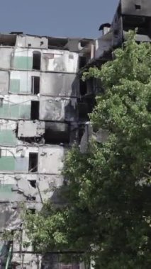 Bu dikey borsa videosu Ukrayna 'daki savaşın sonucunu gösteriyor. Borodyanka, Bucha bölgesindeki harap olmuş bir bina. Gri, renksiz, düz.