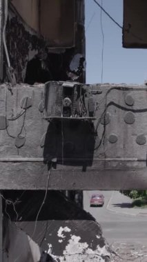 Bu dikey borsa videosu Ukrayna 'daki savaşın sonucunu gösteriyor. Borodyanka, Bucha bölgesindeki harap olmuş bir bina. Gri, renksiz, düz.