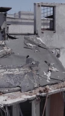 Bu dikey borsa videosu Ukrayna 'daki savaşın sonucunu gösteriyor. Borodyanka, Bucha bölgesindeki harap olmuş bir bina. Gri, renksiz, düz.