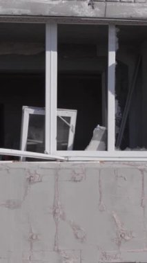 Bu dikey borsa videosu Ukrayna 'daki savaşın sonucunu gösteriyor. Borodyanka, Bucha bölgesindeki harap olmuş bir bina. Gri, renksiz, düz.