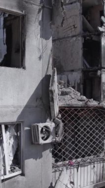 Bu dikey borsa videosu Ukrayna 'daki savaşın sonucunu gösteriyor. Borodyanka, Bucha bölgesindeki harap olmuş bir bina. Gri, renksiz, düz.
