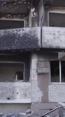 Bu dikey borsa videosu Ukrayna 'daki savaşın sonucunu gösteriyor. Borodyanka, Bucha bölgesindeki harap olmuş bir bina. Gri, renksiz, düz.