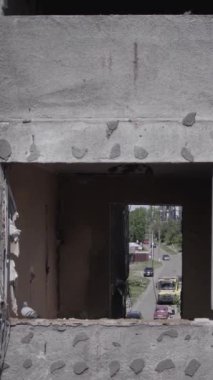 Bu dikey borsa videosu Ukrayna 'daki savaşın sonucunu gösteriyor. Borodyanka, Bucha bölgesindeki harap olmuş bir bina. Gri, renksiz, düz.