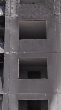 Bu dikey borsa videosu Ukrayna 'daki savaşın sonucunu gösteriyor. Borodyanka, Bucha bölgesindeki harap olmuş bir bina. Gri, renksiz, düz.