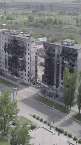 Este Vídeo Vertical Mostra Consequências Guerra Ucrânia Edifício Residencial Destruído — Vídeo de Stock