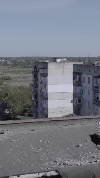 Este Video Vertical Muestra Las Secuelas Guerra Ucrania Edificio Residencial — Vídeos de Stock