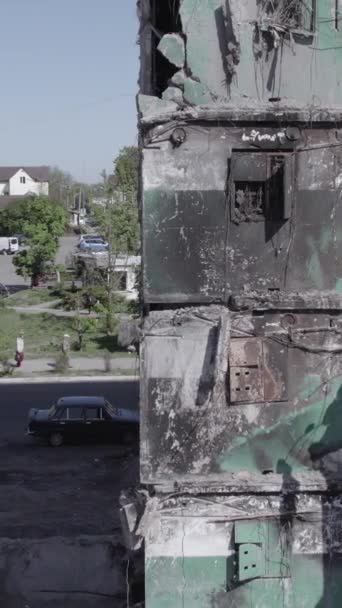 Este Video Vertical Muestra Las Secuelas Guerra Ucrania Edificio Residencial — Vídeos de Stock