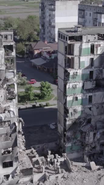 Este Vídeo Vertical Mostra Consequências Guerra Ucrânia Edifício Residencial Destruído — Vídeo de Stock