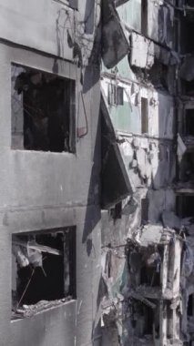 Bu dikey borsa videosu Ukrayna 'daki savaşın sonucunu gösteriyor. Borodyanka, Bucha bölgesindeki harap olmuş bir bina. Gri, renksiz, düz.