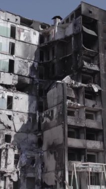 Bu dikey borsa videosu Ukrayna 'daki savaşın sonucunu gösteriyor. Borodyanka, Bucha bölgesindeki harap olmuş bir bina. Gri, renksiz, düz.