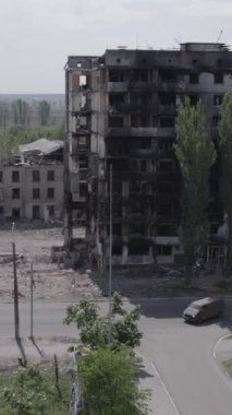 Bu dikey borsa videosu Ukrayna 'daki savaşın sonucunu gösteriyor. Borodyanka, Bucha bölgesindeki harap olmuş bir bina. Gri, renksiz, düz.