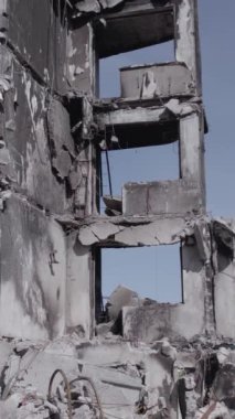 Bu dikey borsa videosu Ukrayna 'daki savaşın sonucunu gösteriyor. Borodyanka, Bucha bölgesindeki harap olmuş bir bina. Gri, renksiz, düz.