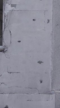 Bu dikey borsa videosu Ukrayna 'daki savaşın sonucunu gösteriyor. Borodyanka, Bucha bölgesindeki harap olmuş bir bina. Gri, renksiz, düz.