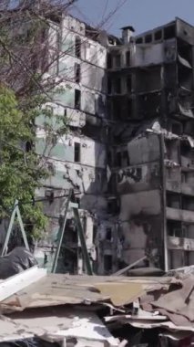 Bu dikey borsa videosu Ukrayna 'daki savaşın sonucunu gösteriyor. Borodyanka, Bucha bölgesindeki harap olmuş bir bina. Gri, renksiz, düz.