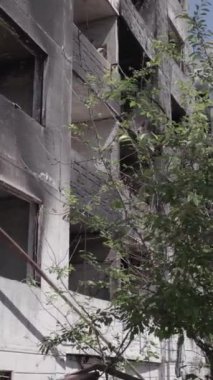 Bu dikey borsa videosu Ukrayna 'daki savaşın sonucunu gösteriyor. Borodyanka, Bucha bölgesindeki harap olmuş bir bina. Gri, renksiz, düz.