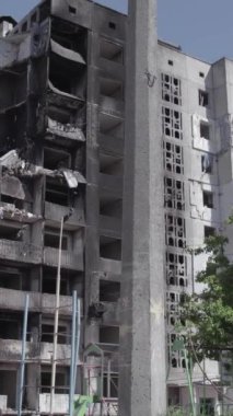 Bu dikey borsa videosu Ukrayna 'daki savaşın sonucunu gösteriyor. Borodyanka, Bucha bölgesindeki harap olmuş bir bina. Gri, renksiz, düz.