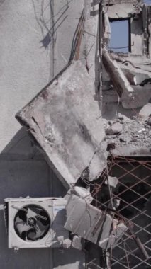 Bu dikey borsa videosu Ukrayna 'daki savaşın sonucunu gösteriyor. Borodyanka, Bucha bölgesindeki harap olmuş bir bina. Gri, renksiz, düz.