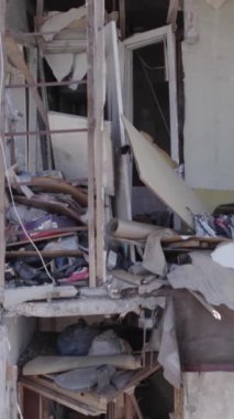 Bu dikey borsa videosu Ukrayna 'daki savaşın sonucunu gösteriyor. Borodyanka, Bucha bölgesindeki harap olmuş bir bina. Gri, renksiz, düz.